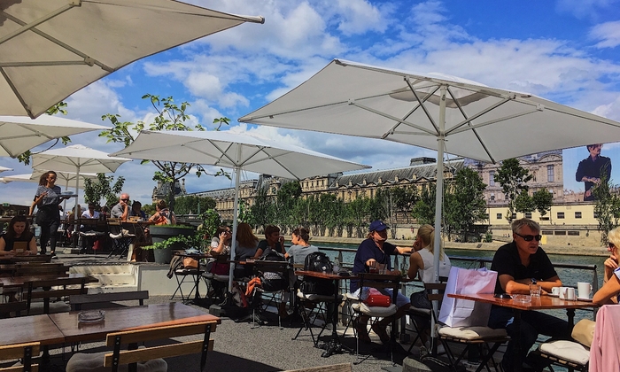 Péniche sous le Pont des Arts/vue sur Le Louvre 380 €