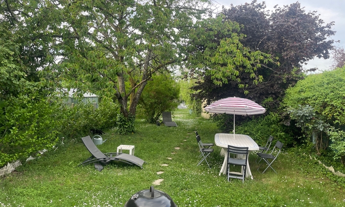 Large garden of 1000m2 25 km from Paris, for 35 people, BBQ and games €50