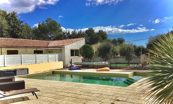 Swimming pool and garden between sea and vineyards €90