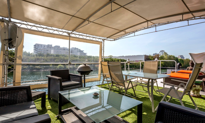 Rent a houseboat during the day or in the evening €140