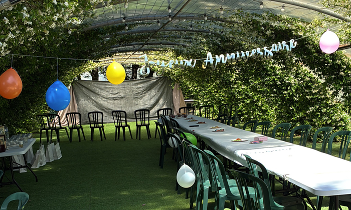 Espace extérieur rustique et verdoyant avec prairie et arbres, idéal pour mariages et fêtes privées €100